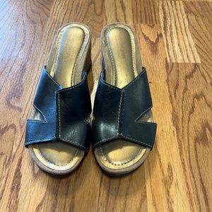 COMFORT PLUS BROWN MAN MADE 2.75" WEDGE HEEL SLIP ON SANDALS SZ 8